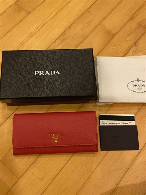 prada saffiano peonia wallet